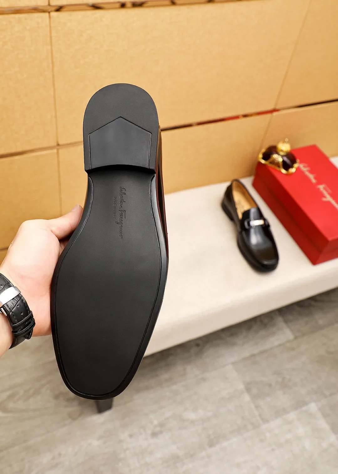 Men's shoes 💰460 💐 Product trademark: Ferragamo "Ferragamo" casual leather shoes Regular size: 38-44 (45.46🉑️customized) Product materials: Selected imported first-layer open-edge beaded cowhide leather upper + luxury hardware buckle, imported water-dyed cowhide leather lining. Strong three-dimensional visual effect, original rubber outsole Color: 1⃣️color optional
